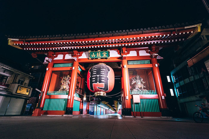 Kaminarimon gate at night